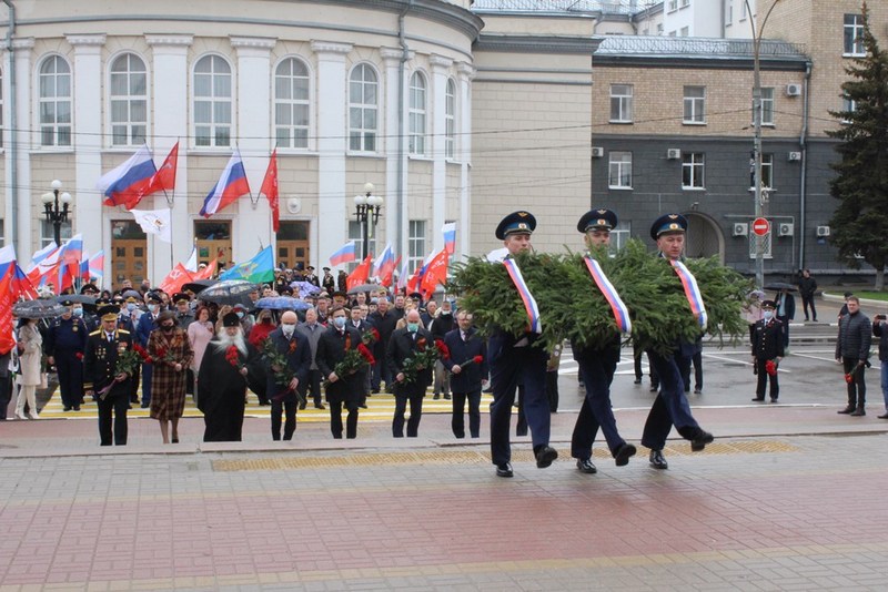 В Орле День Победы отметили возложением цветов и высадкой деревьев