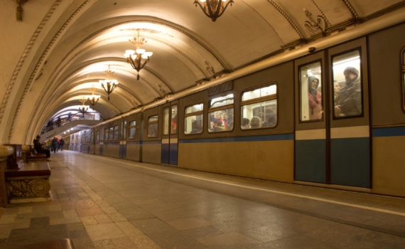 Инцидент с ребёнком в метро Новосибирска: оперативная работа машиниста и сотрудников метрополитена спасла малыша