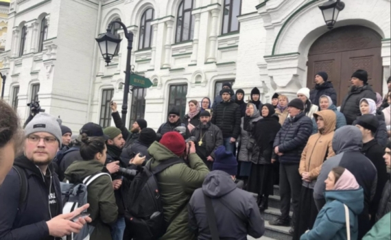 Троице-Сергиева лавра: обнаружено нечто исключительное — загадочная надпись на надгробной плите 1492 года