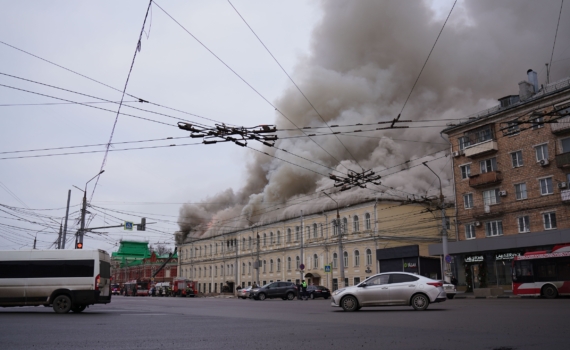 Пожар в Ростове тушат более сотни машин: огонь охватил 15 тысяч квадратных метров