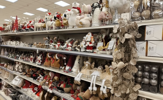 Новогодний декор 2025-2026: ностальгия, винтаж и элегантный уют вместо блесток — 5 уютных трендов