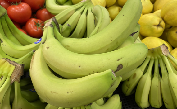 Зимой коплю шкурки, весной не узнаю рассаду: банановая кожура изменила огород без химии Зимой коплю шкурки, весной не узнаю рассаду: банановая кожура изменила огород без химии