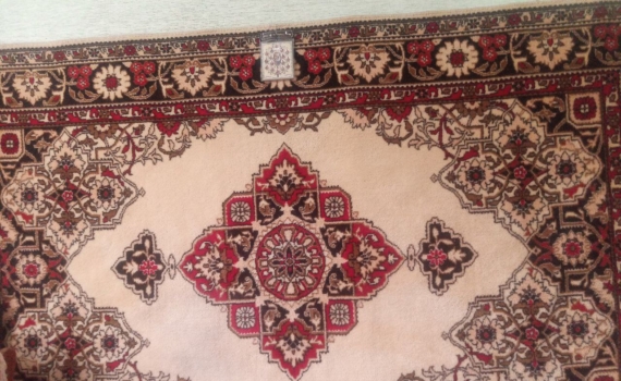 Ковры на стене снова в моде: почему дизайнеры советуют вернуть этот приём — вы точно удивитесь Ковры на стене снова в моде: почему дизайнеры советуют вернуть этот приём — вы точно удивитесь